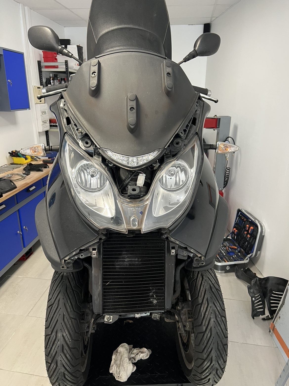 Maxi-scooter en entretien, carénage avant déposé