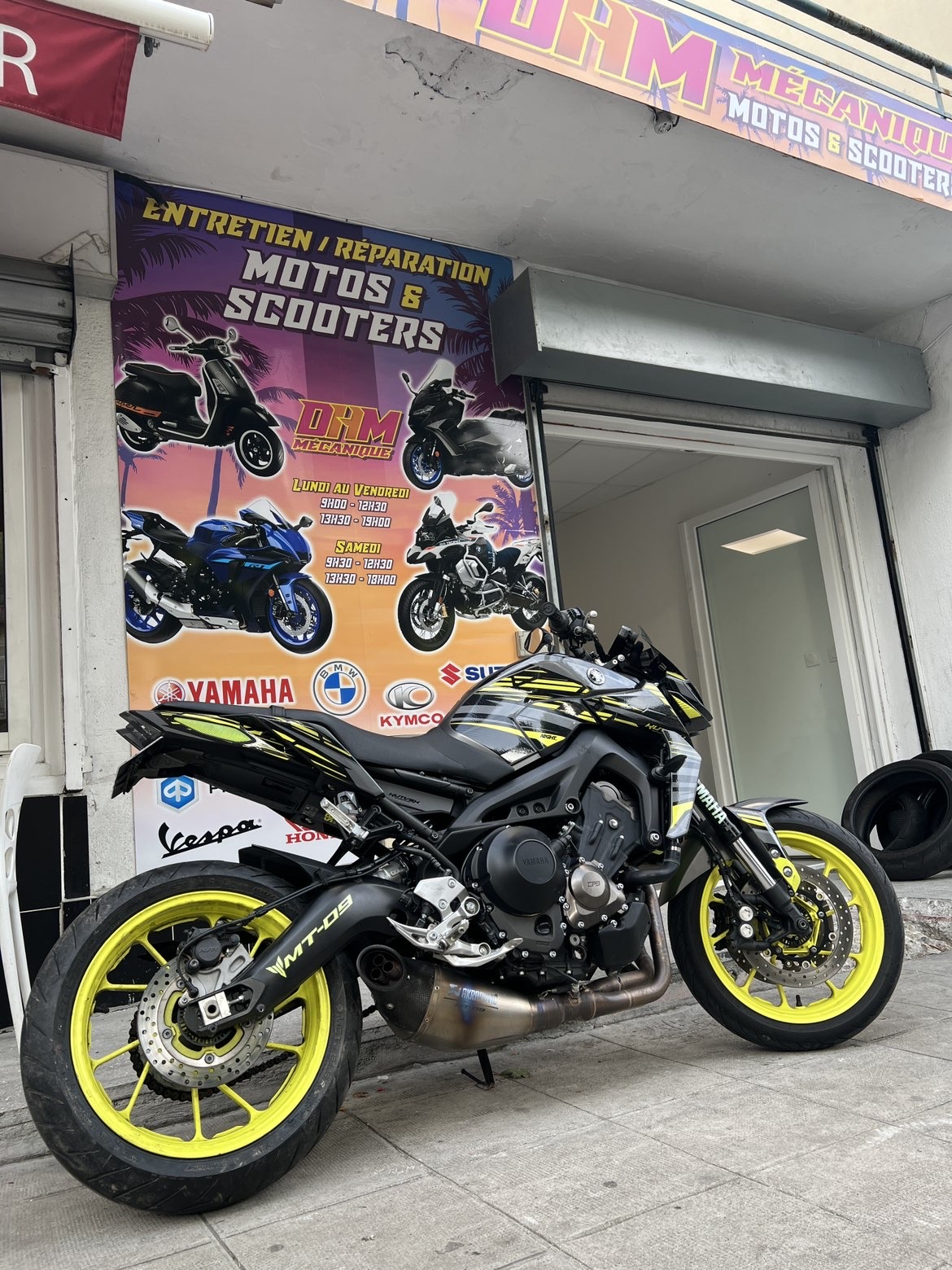 Yamaha MT devant la devanture DHM Mécanique