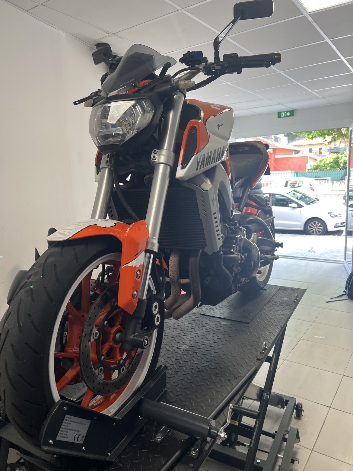 KTM Duke sur le pont de l'atelier