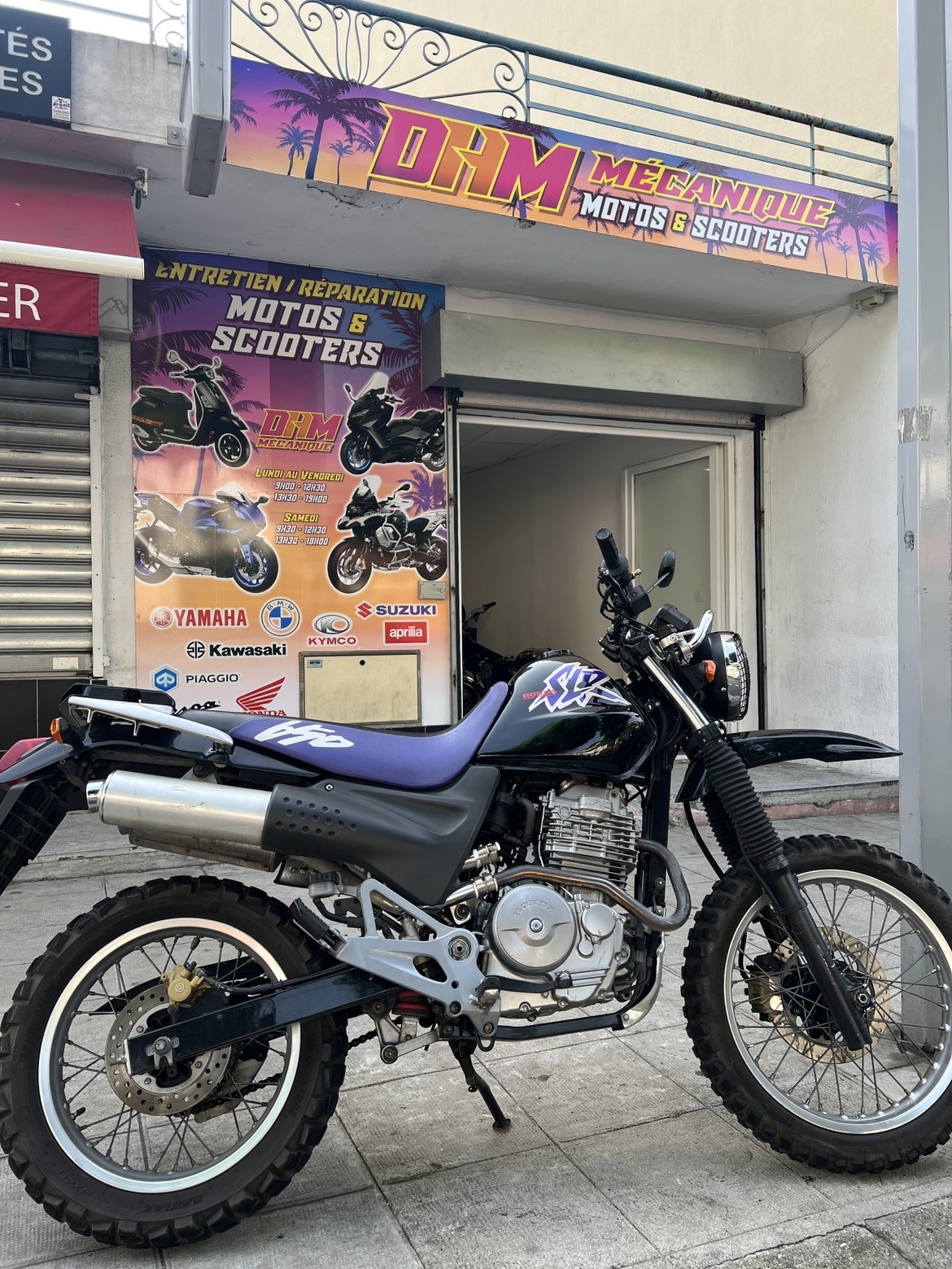 Trail Suzuki devant la devanture