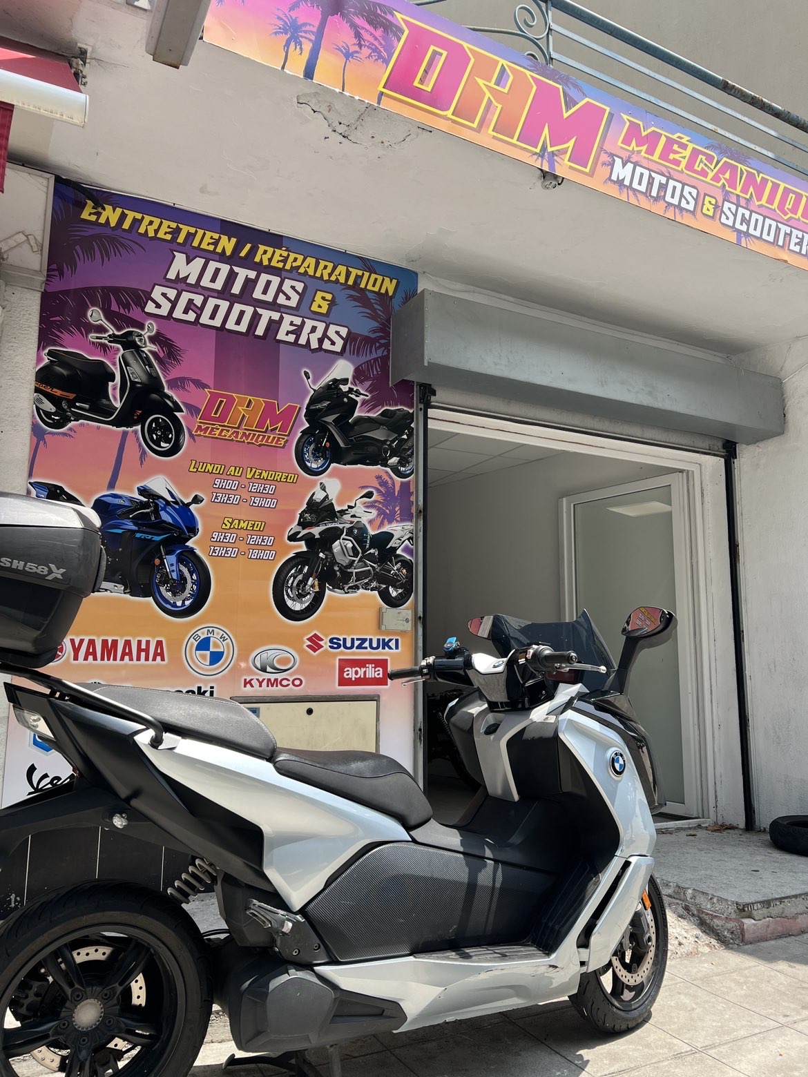 Maxi-scooter BMW C devant la devanture