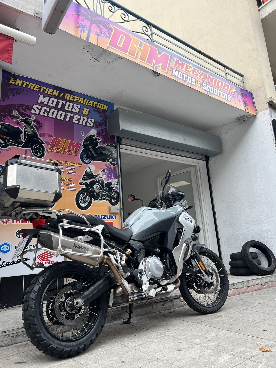 Trail Suzuki V-Strom devant le garage