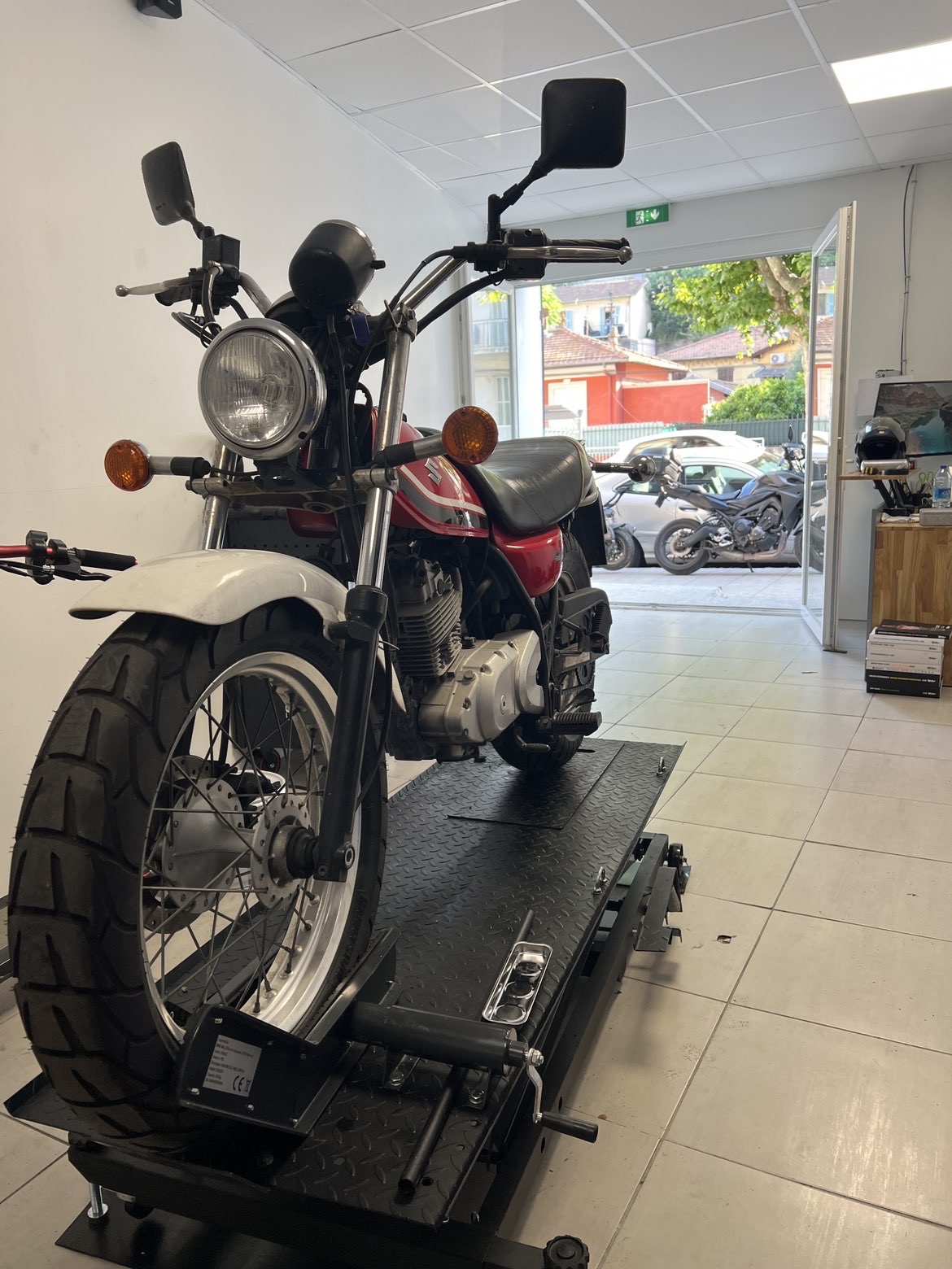Moto custom sur le pont de l'atelier