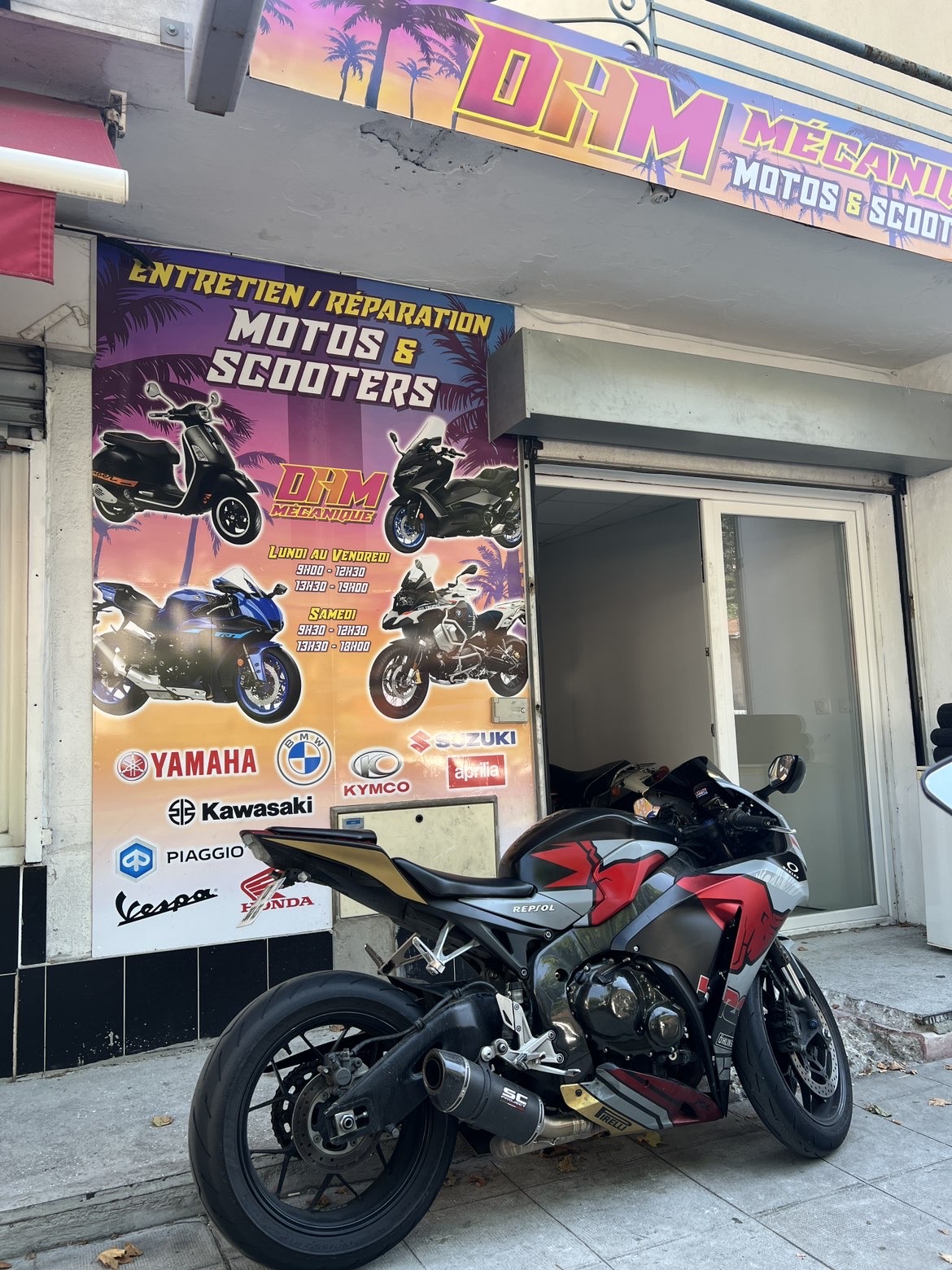 Yamaha R1 devant la devanture