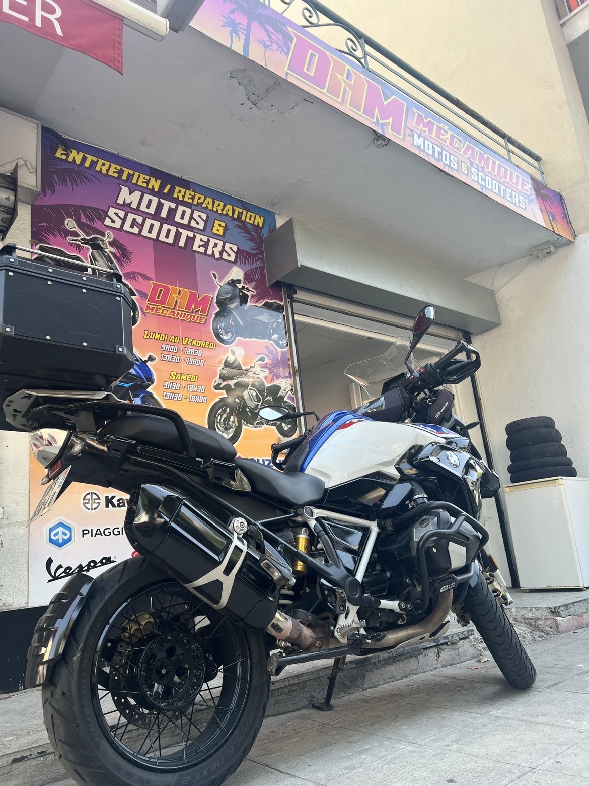 BMW GS Adventure devant le garage