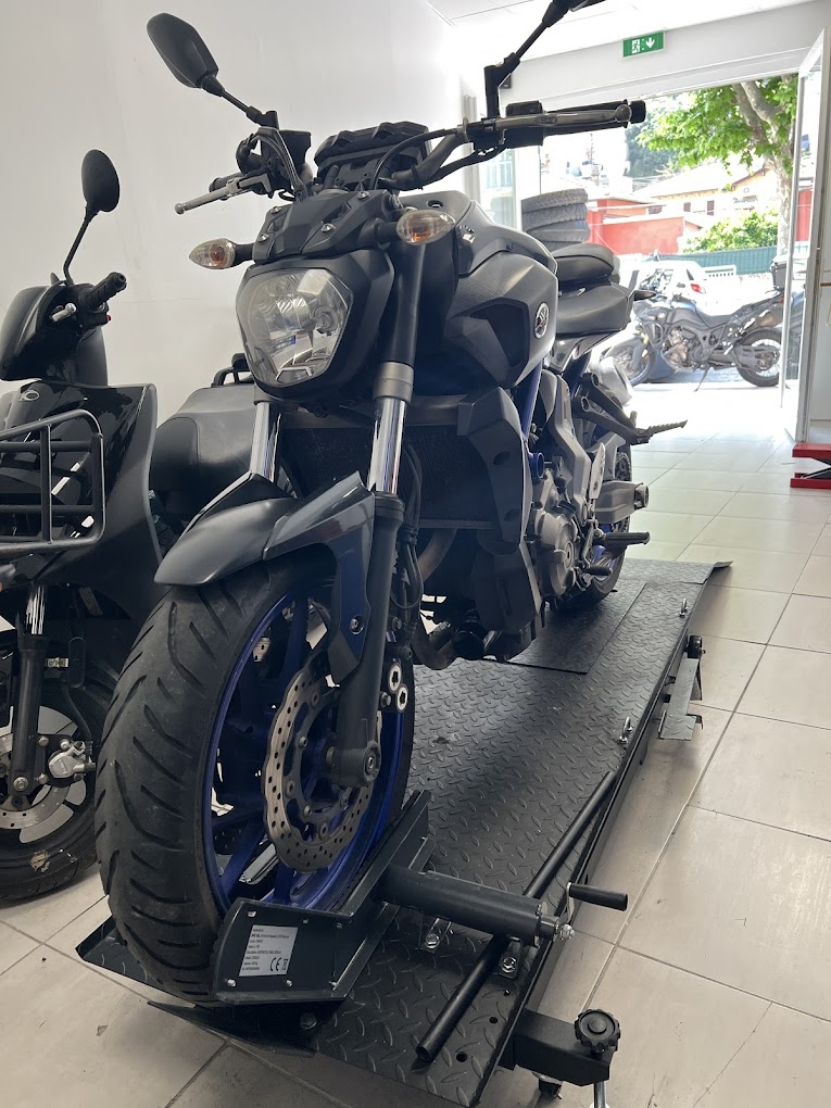 Yamaha MT-07 sur le pont de l'atelier DHM Mécanique