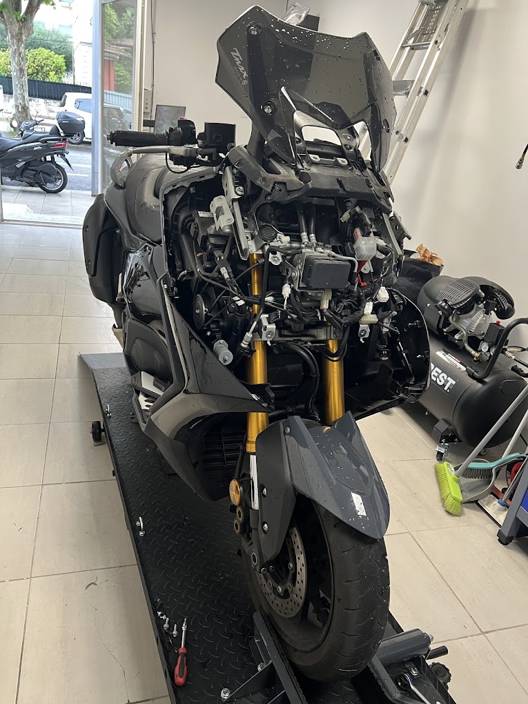 Yamaha T-Max en cours d'entretien