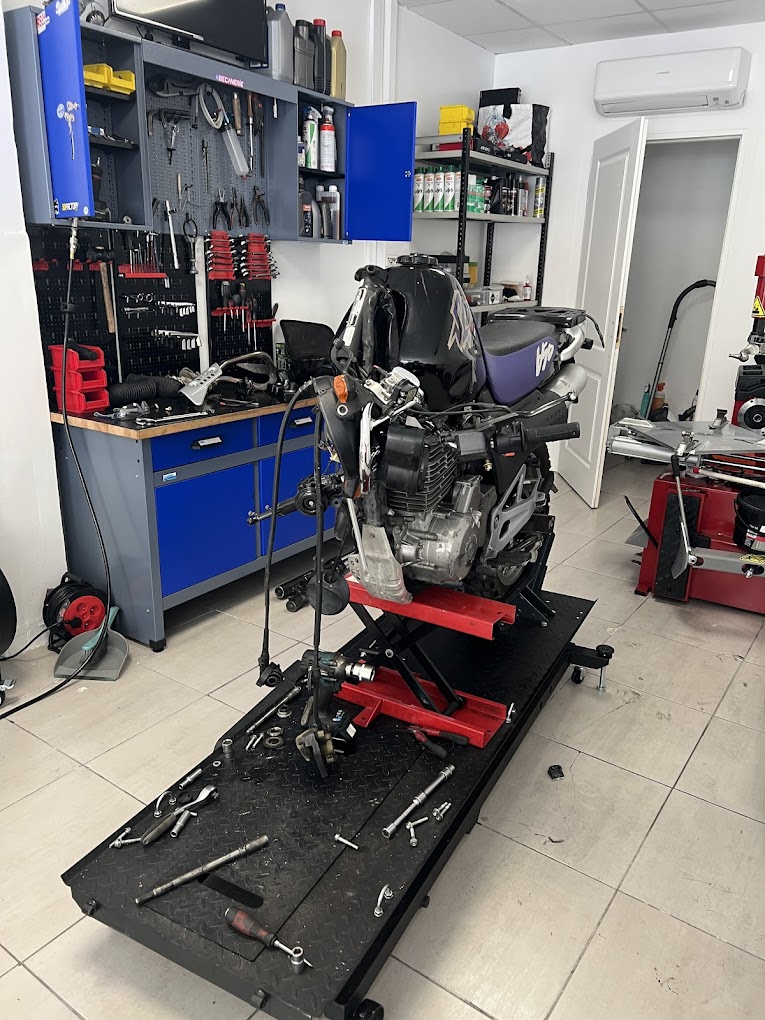 Moteur de moto démonté dans l'atelier
